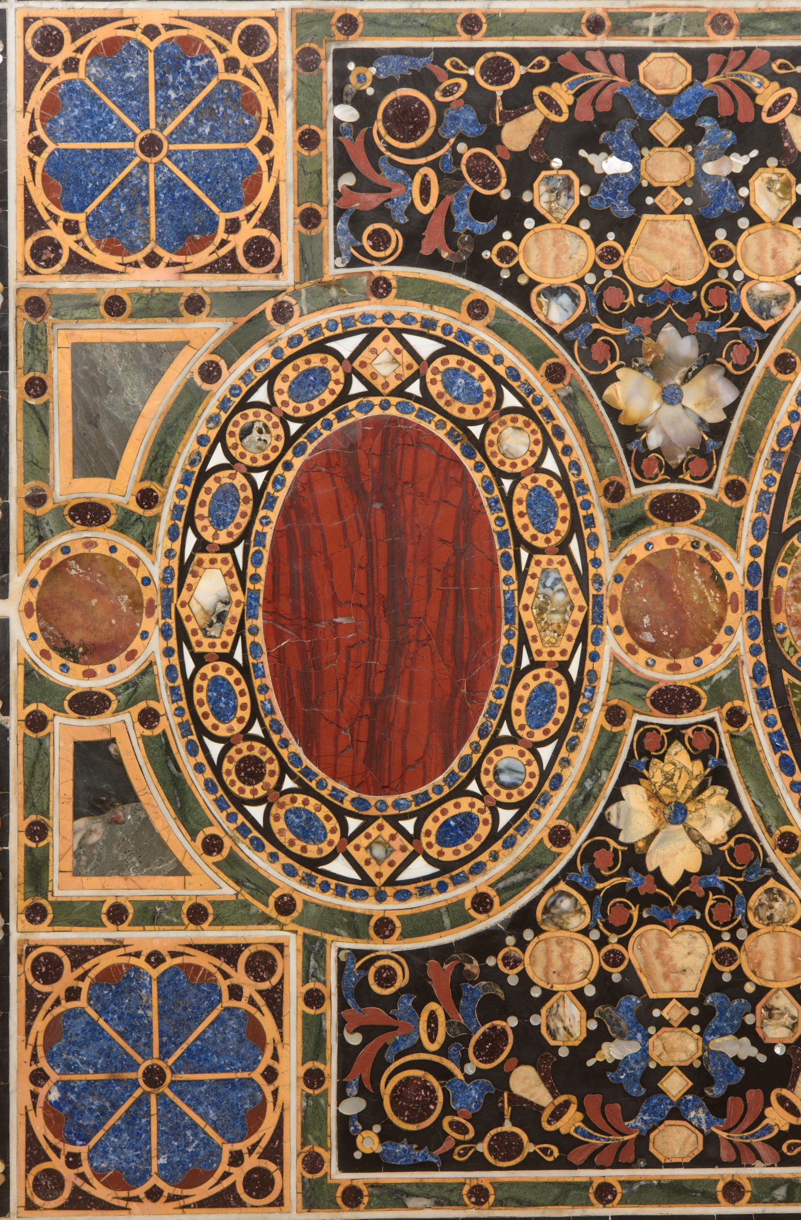 Importante piano in commesso in pietre dure e marmi