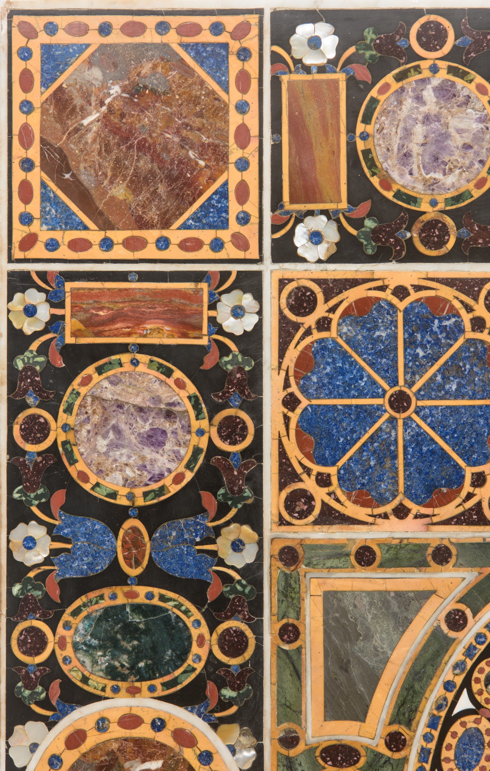 Importante piano in commesso in pietre dure e marmi