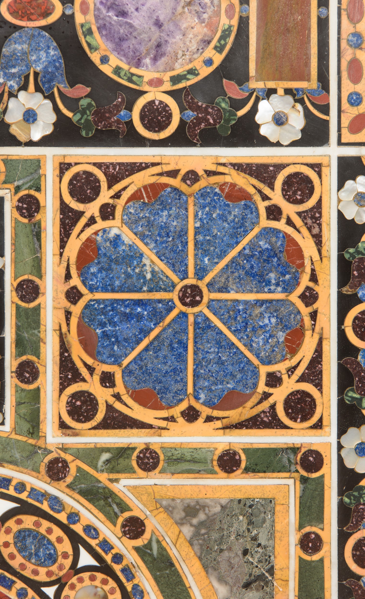 Importante piano in commesso in pietre dure e marmi