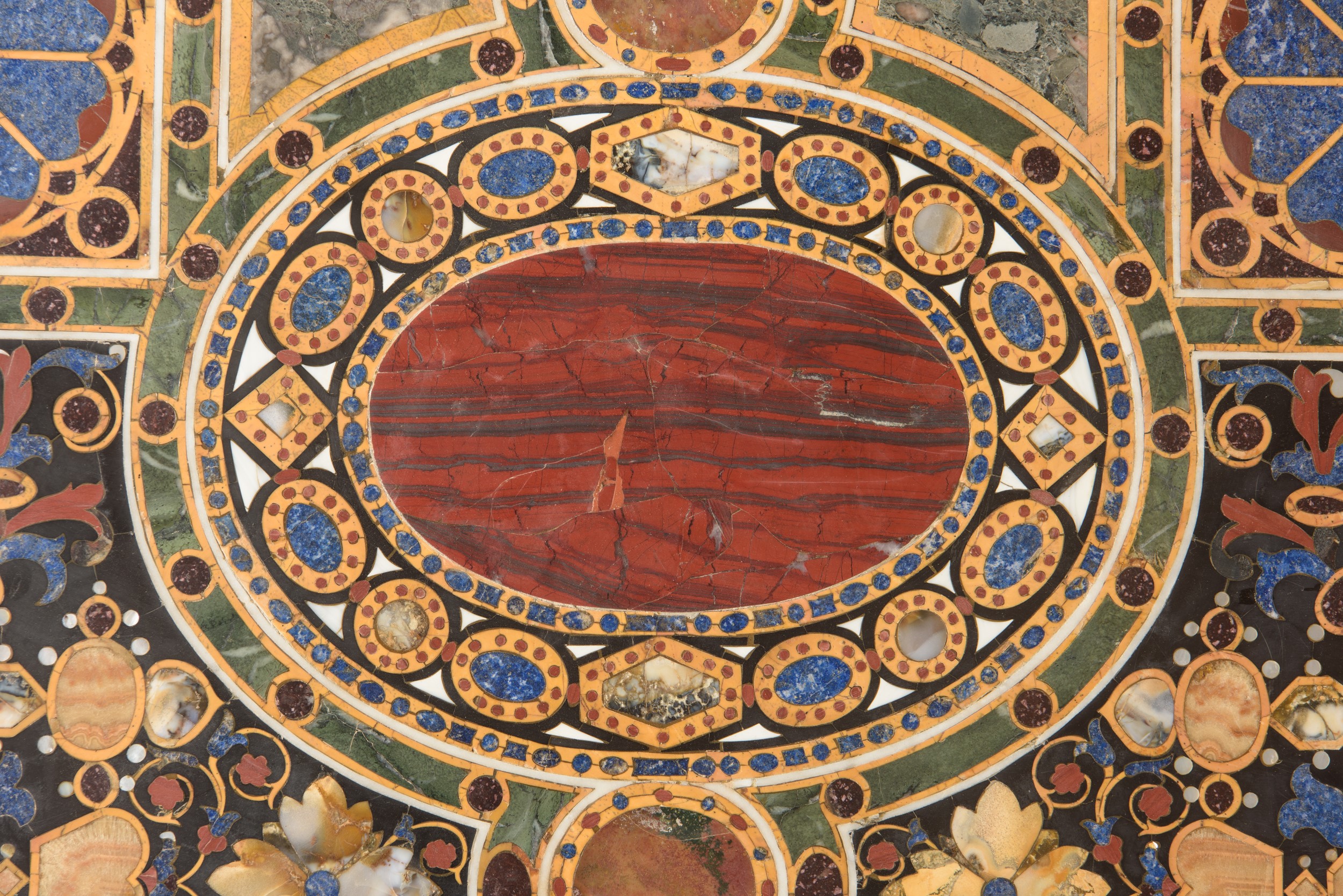 Importante piano in commesso in pietre dure e marmi