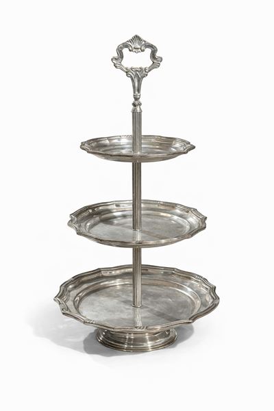 Alzata a tre ripiani, metallo argentato, h 57 cm, XX secolo
