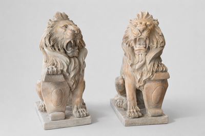 Scultore italiano, Coppia di sculture raffiguranti leoni reggenti un cartiglio, marmo giallo di V...