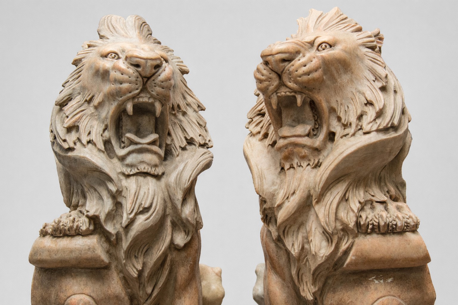 Scultore italiano, Coppia di sculture raffiguranti leoni reggenti un cartiglio, marmo giallo di V...