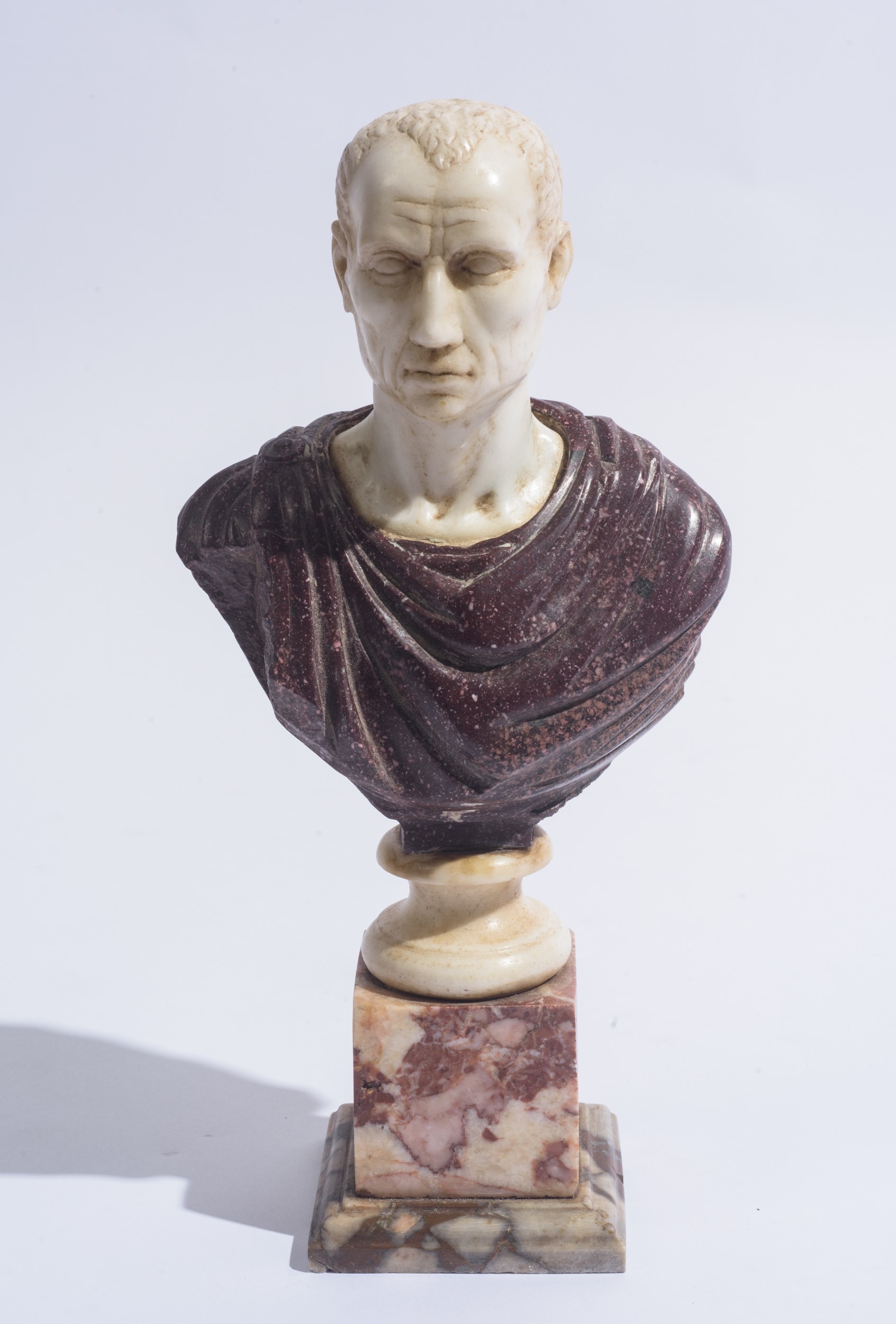 Coppia di sculture raffiguranti piccoli busti