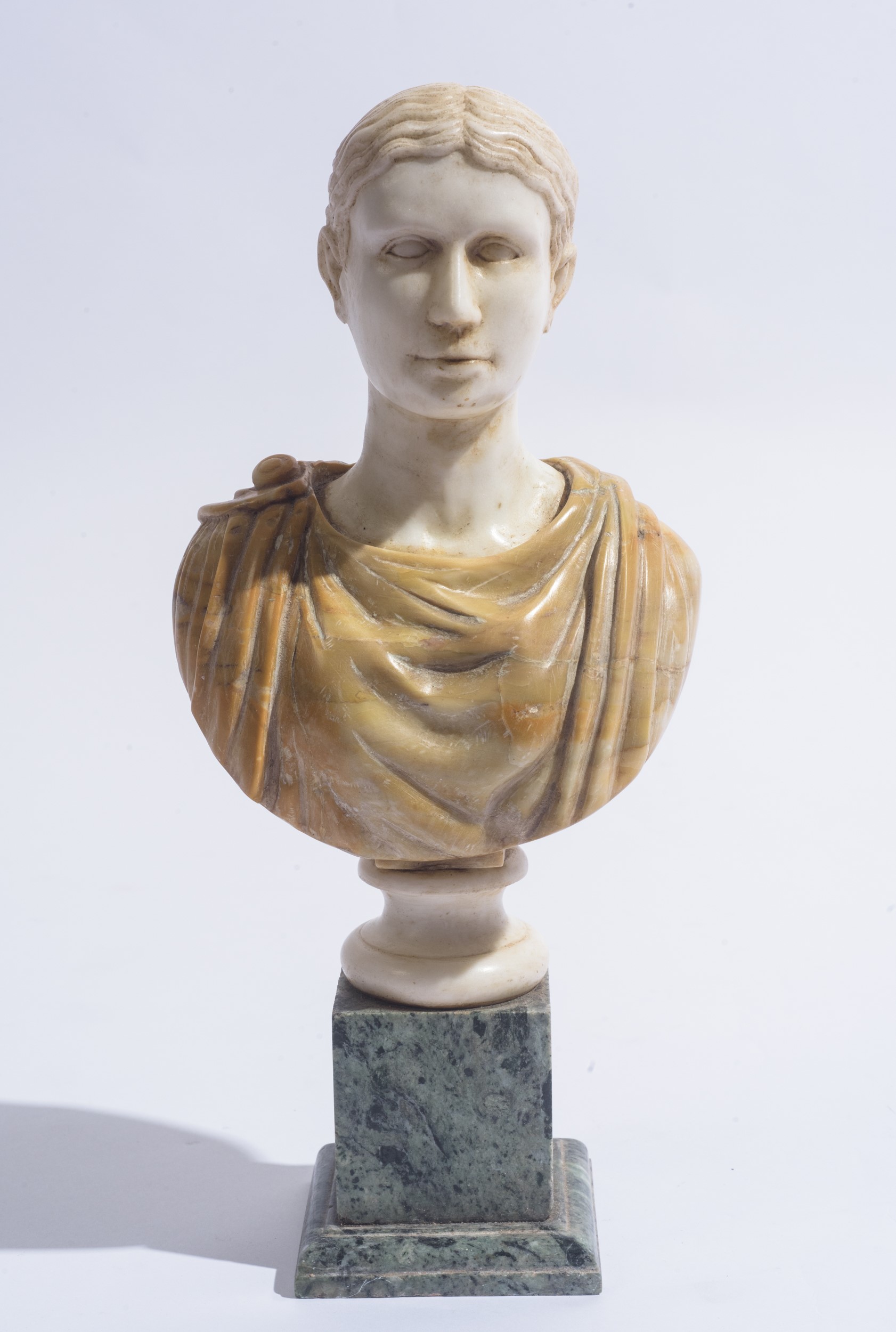 Coppia di sculture raffiguranti piccoli busti