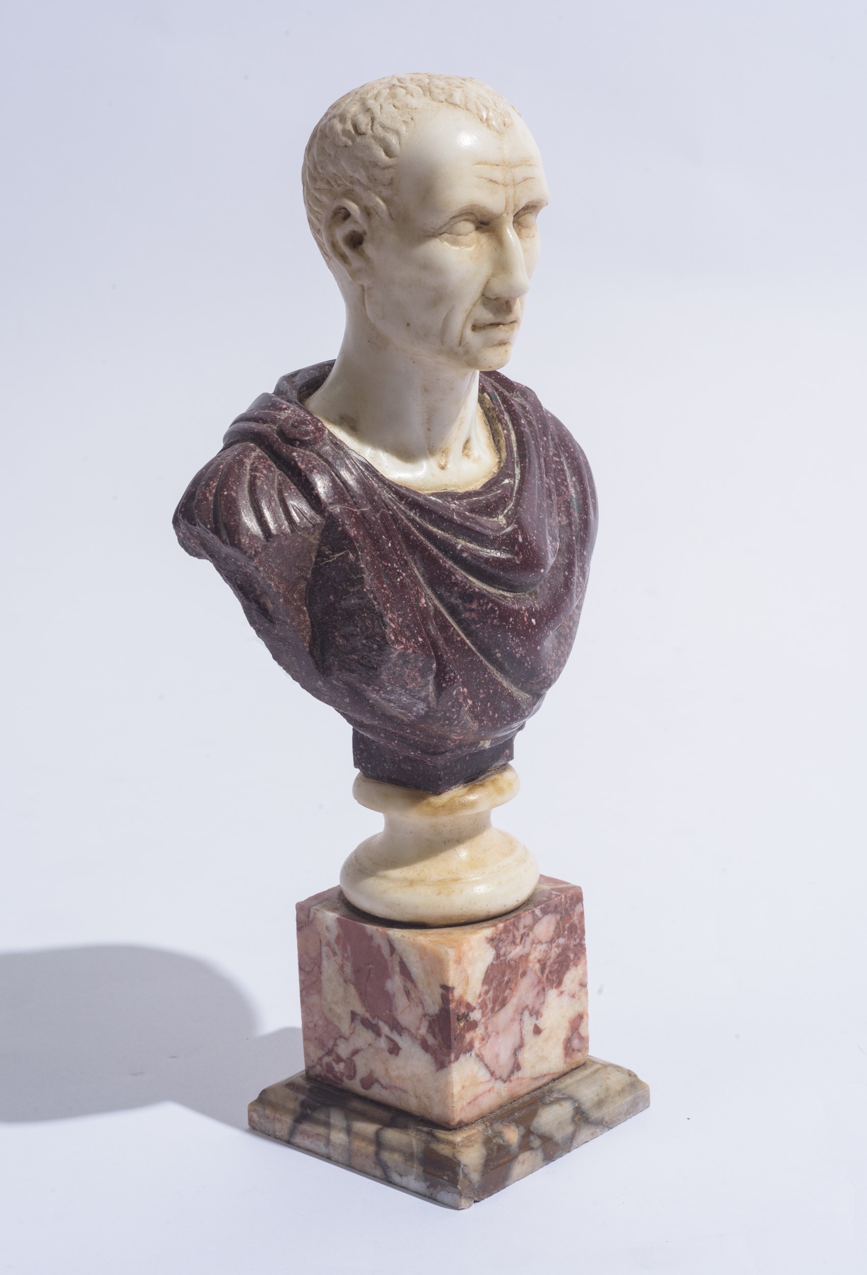 Coppia di sculture raffiguranti piccoli busti