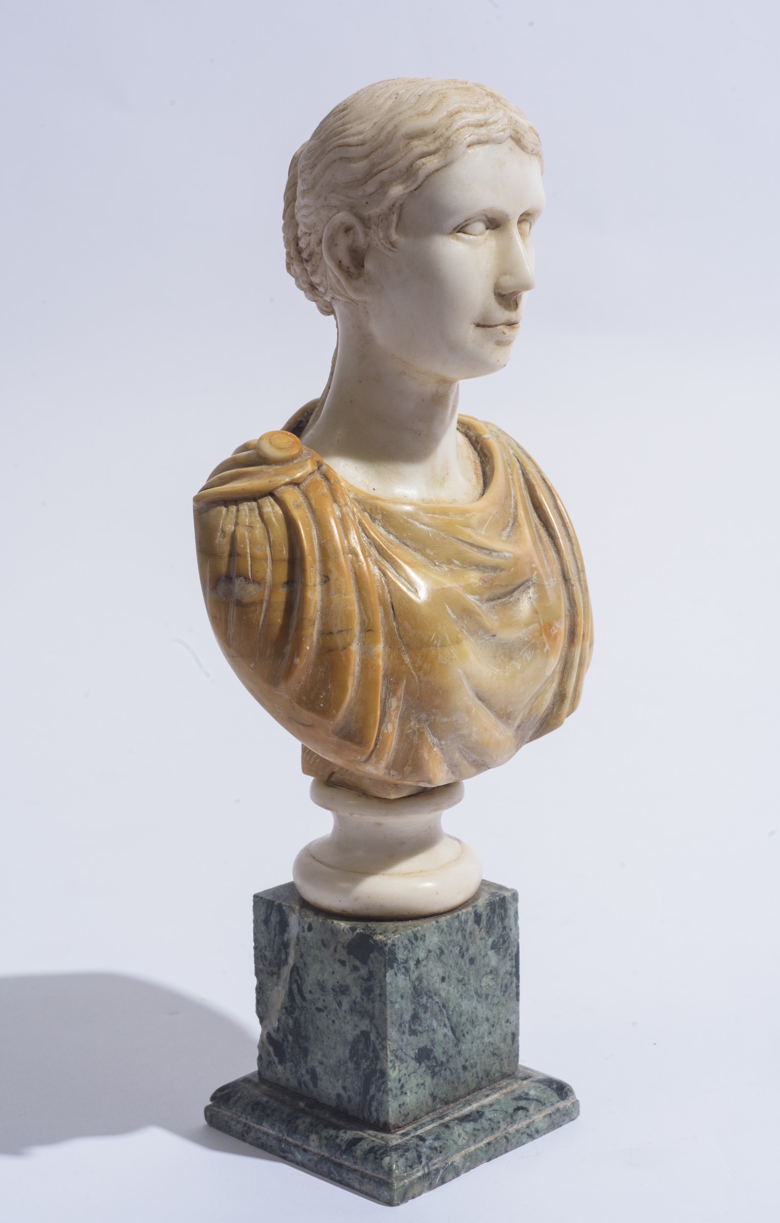 Coppia di sculture raffiguranti piccoli busti