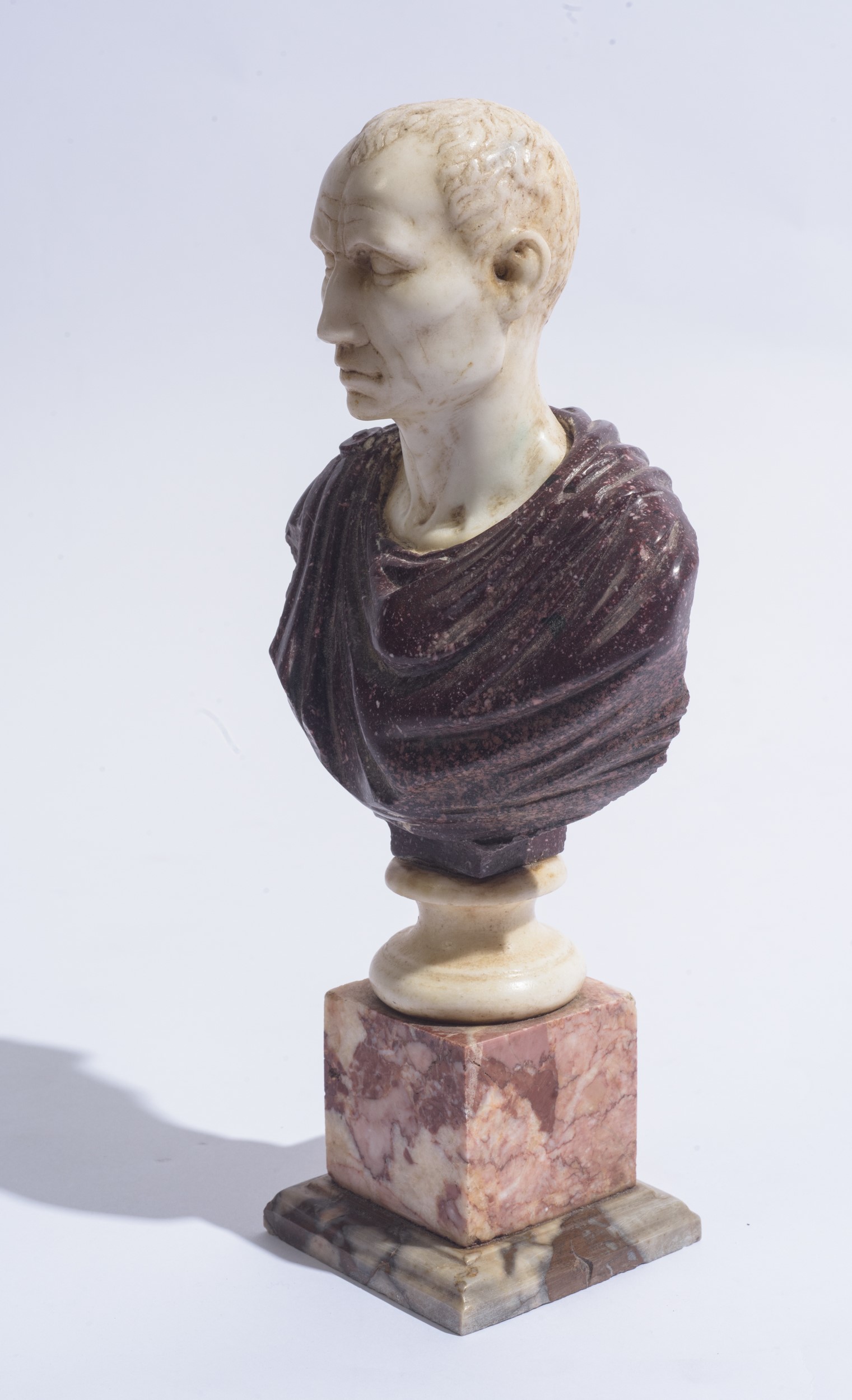 Coppia di sculture raffiguranti piccoli busti