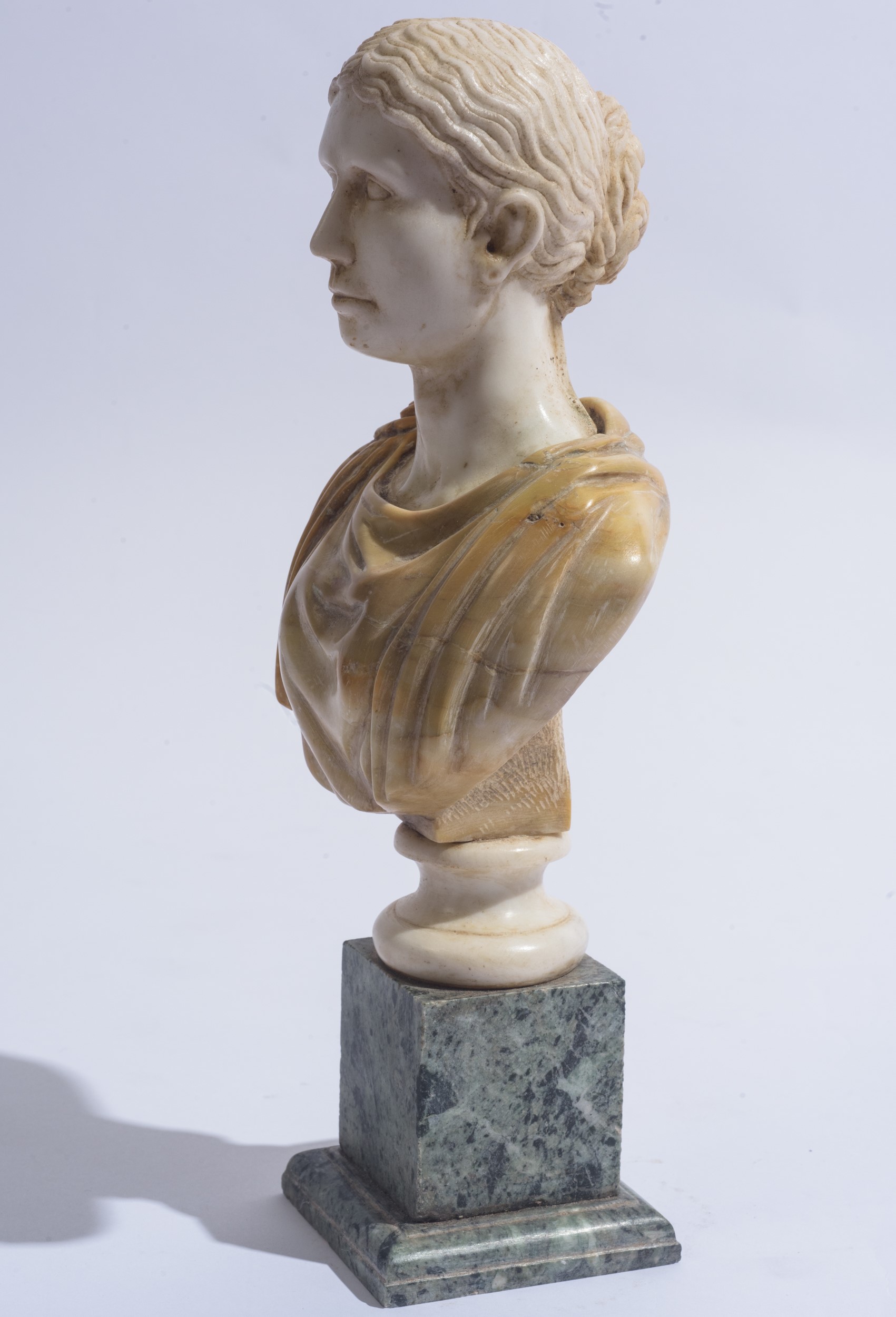 Coppia di sculture raffiguranti piccoli busti