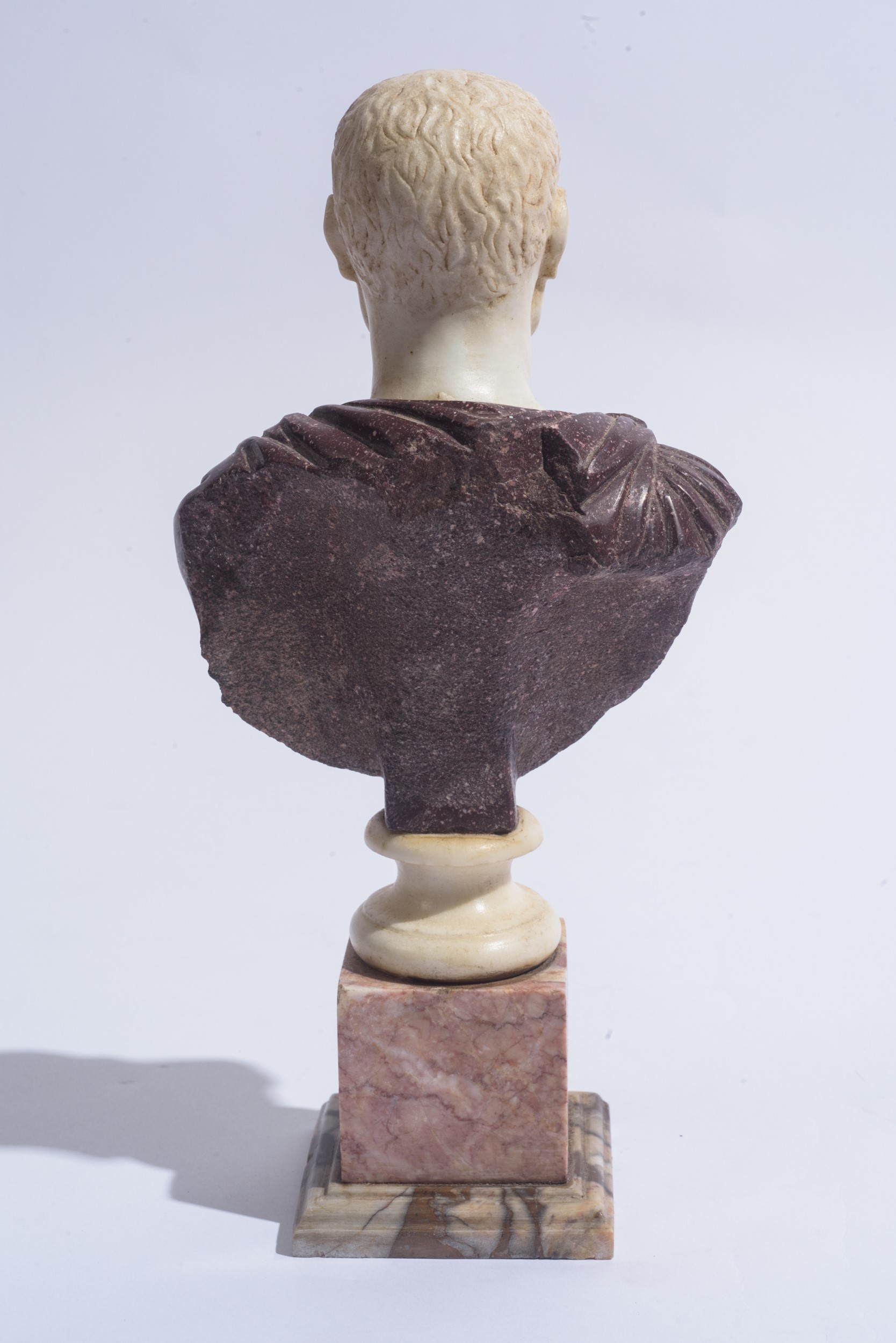 Coppia di sculture raffiguranti piccoli busti