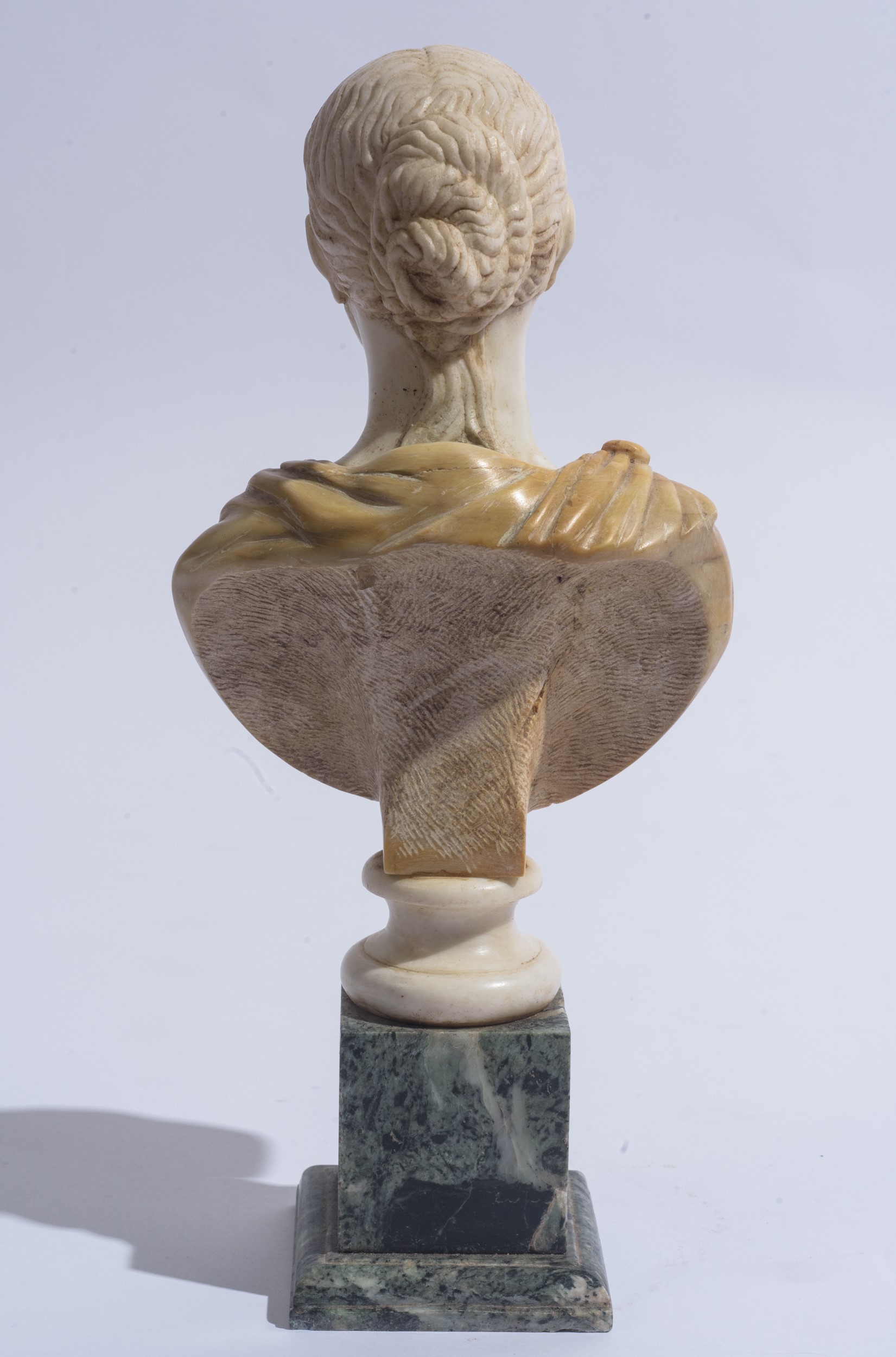 Coppia di sculture raffiguranti piccoli busti