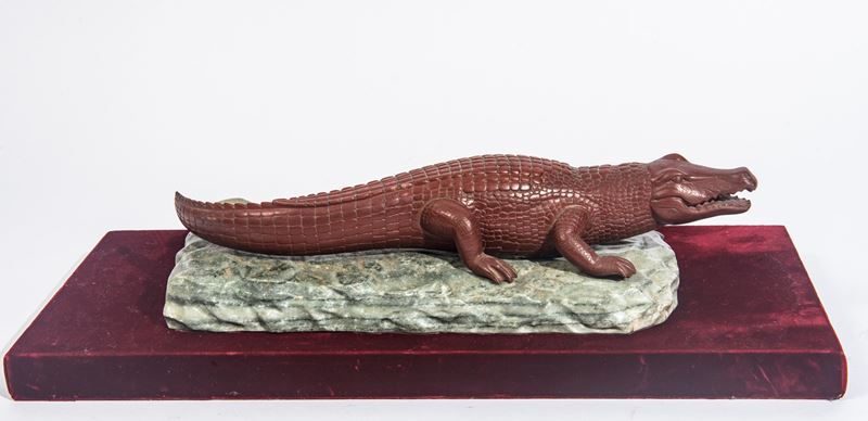Coccodrillo in marmo rosso antico