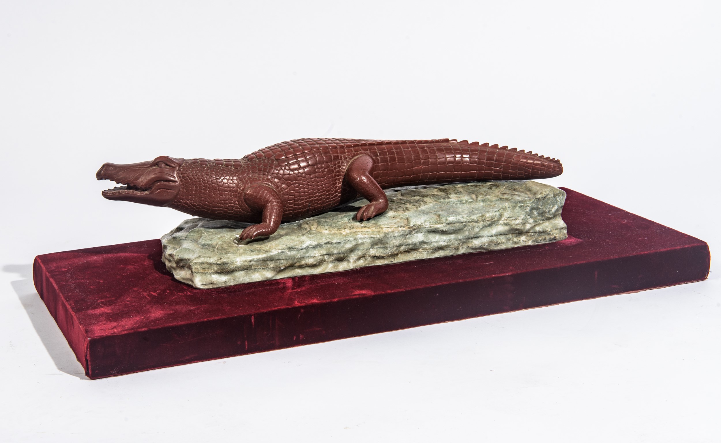 Coccodrillo in marmo rosso antico