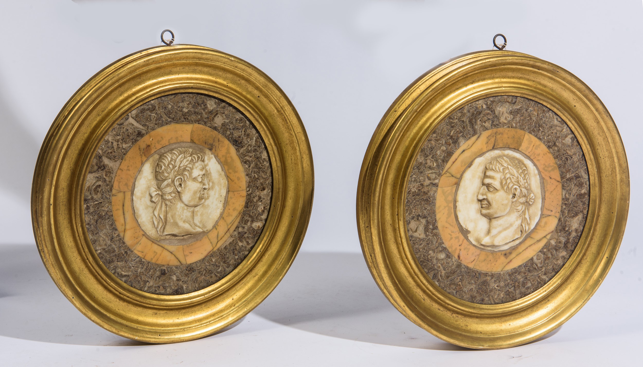 Italia, profili decorativi con figure di imperatori romani, marmo bianco e decori in giallo antic...
