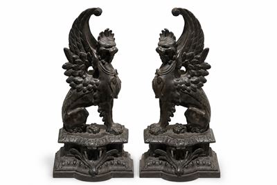 Francia, Coppia di alari in bronzo brunito con grifoni alati