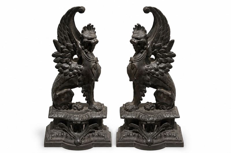 Francia, Coppia di alari in bronzo brunito con grifoni alati