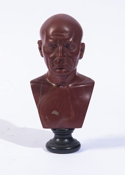 Busto in marmo rosso antico su basamento in marmo nero, Piccolo busto