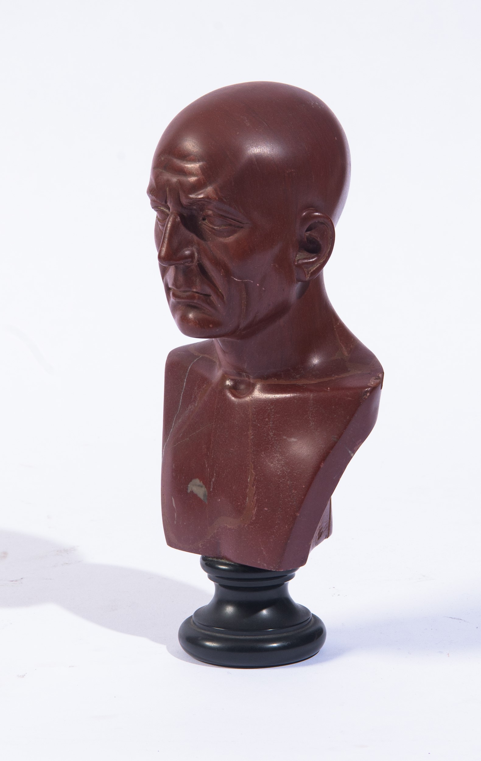 Busto in marmo rosso antico su basamento in marmo nero, Piccolo busto