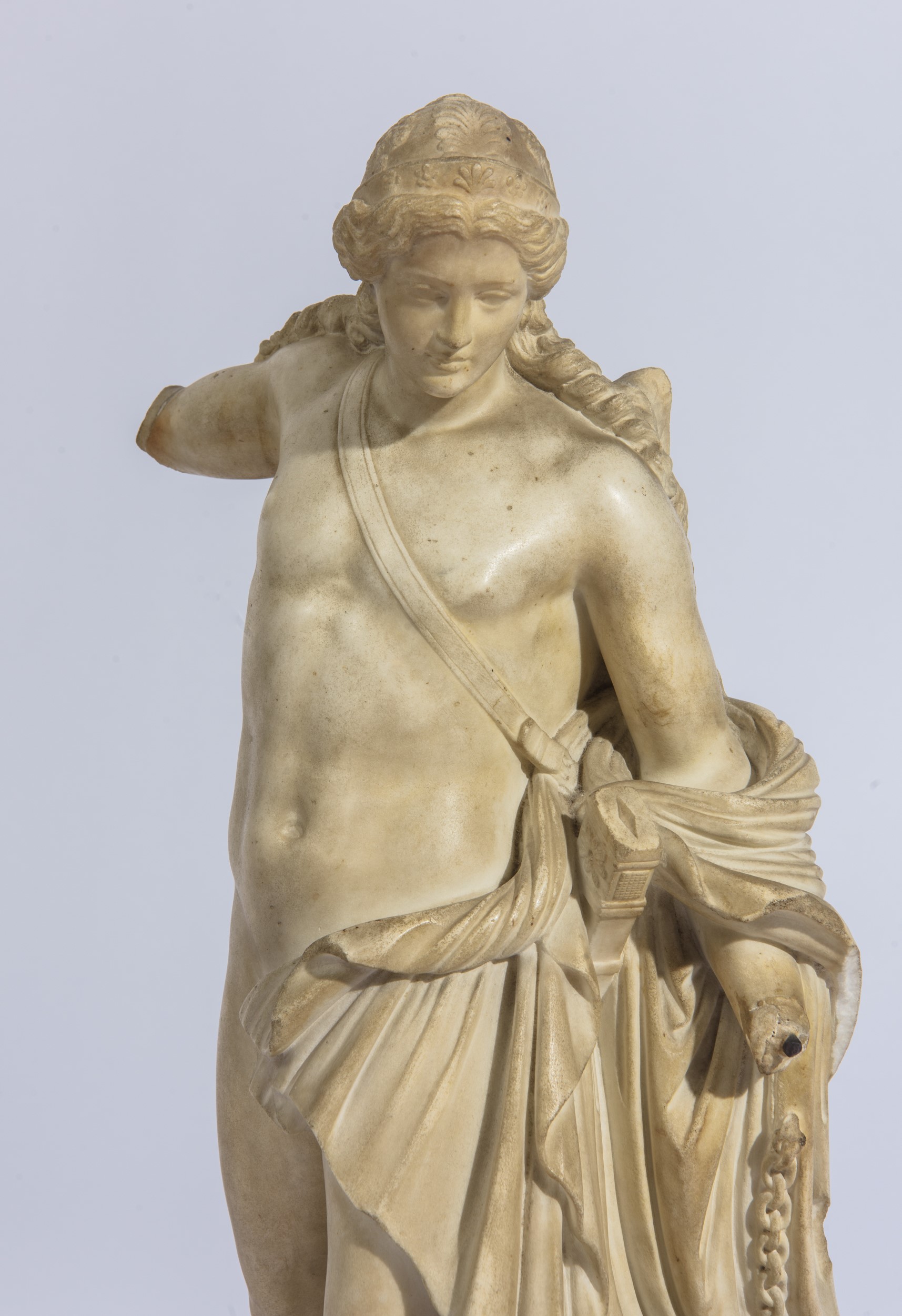 Scultura in marmo bianco