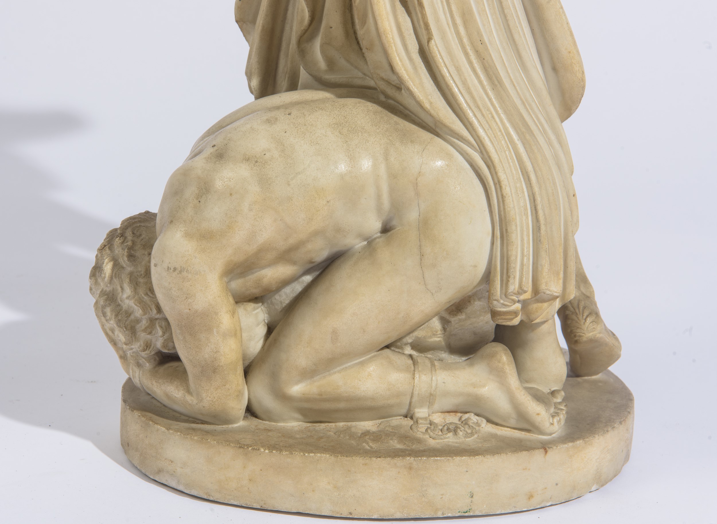 Scultura in marmo bianco