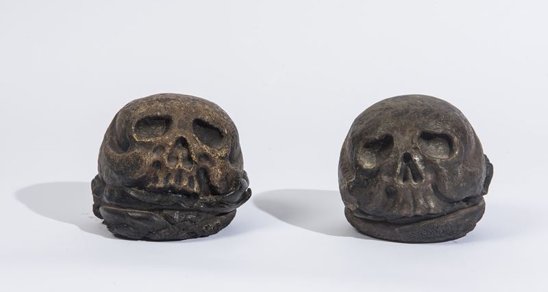 Coppia di sculture raffiguranti teschi