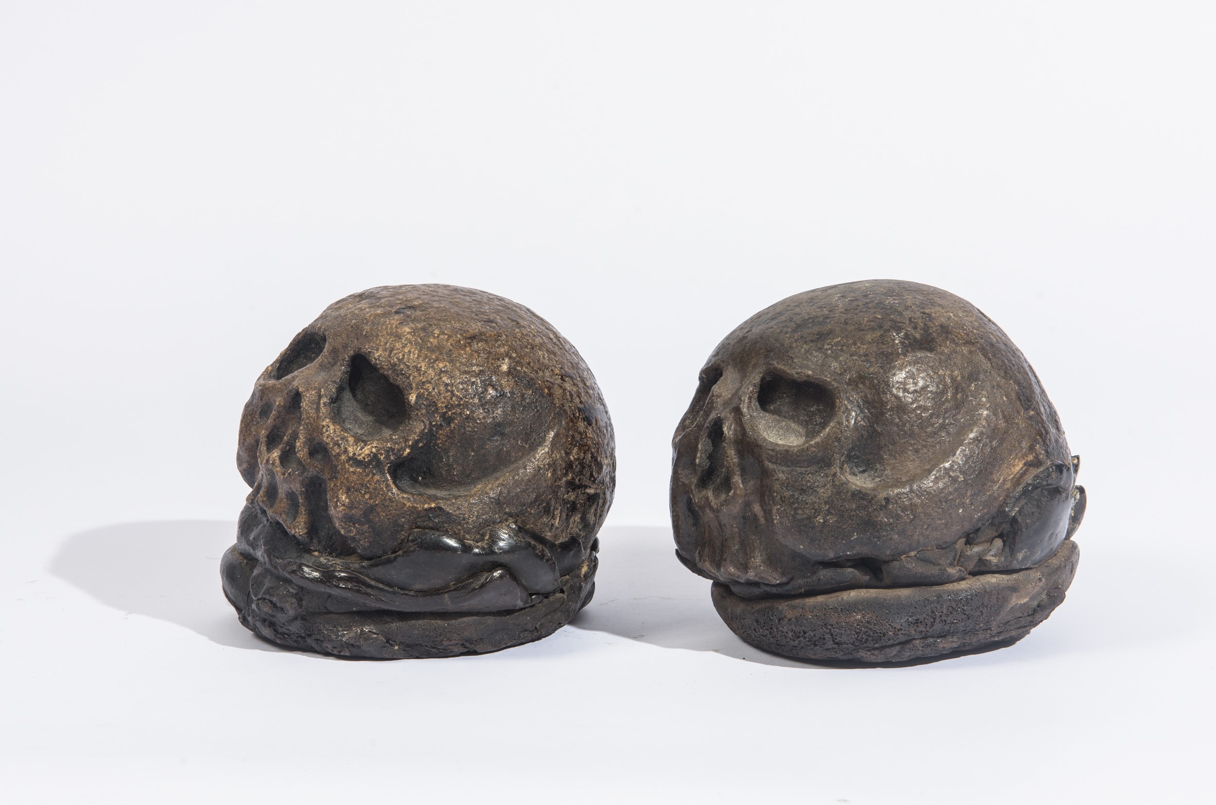 Coppia di sculture raffiguranti teschi
