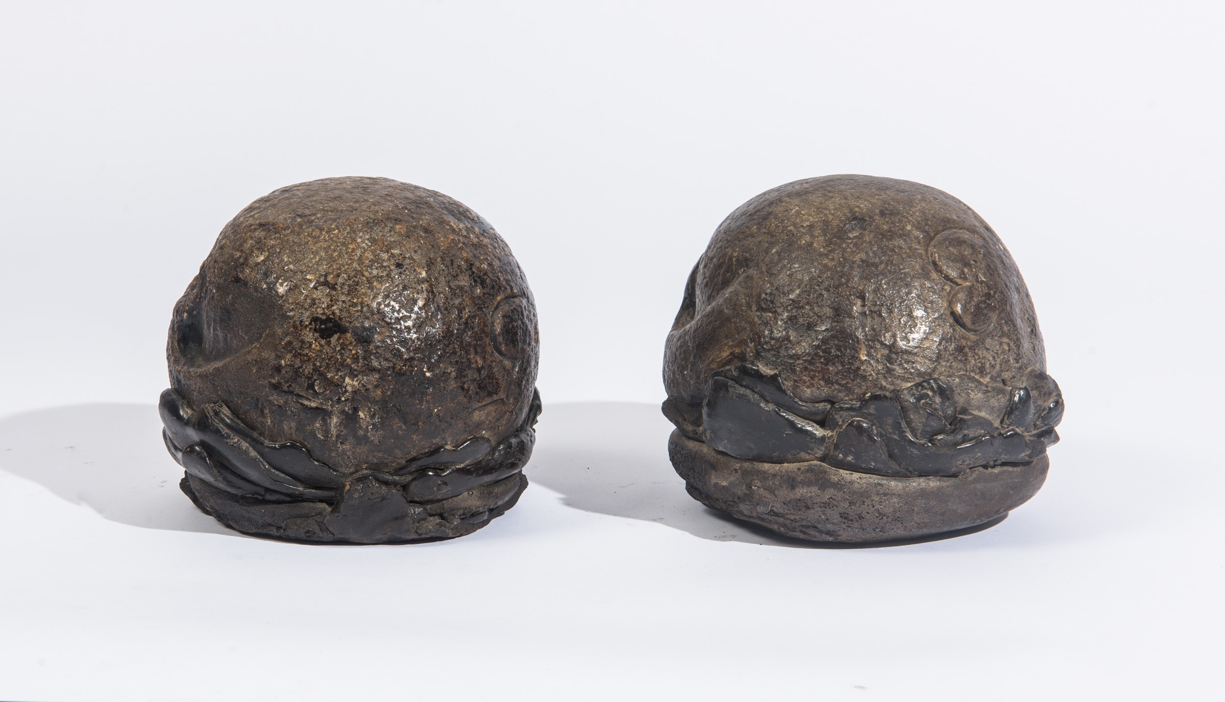 Coppia di sculture raffiguranti teschi