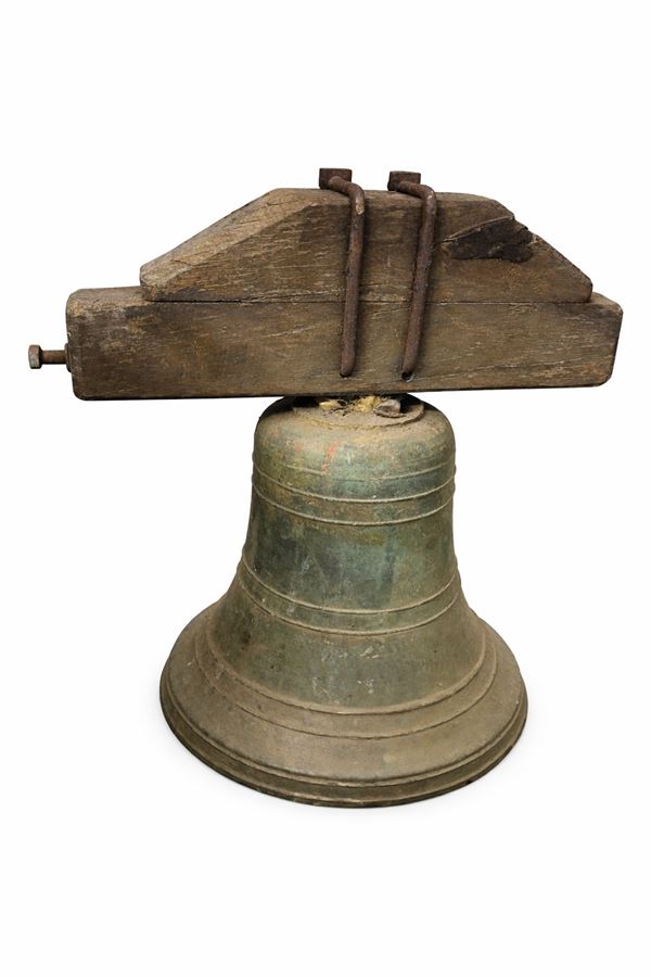 Campana in bronzo con ceppo ligneo