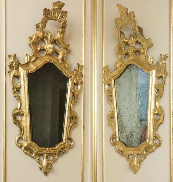 Coppia di specchiere in legno intagliato e dorato
