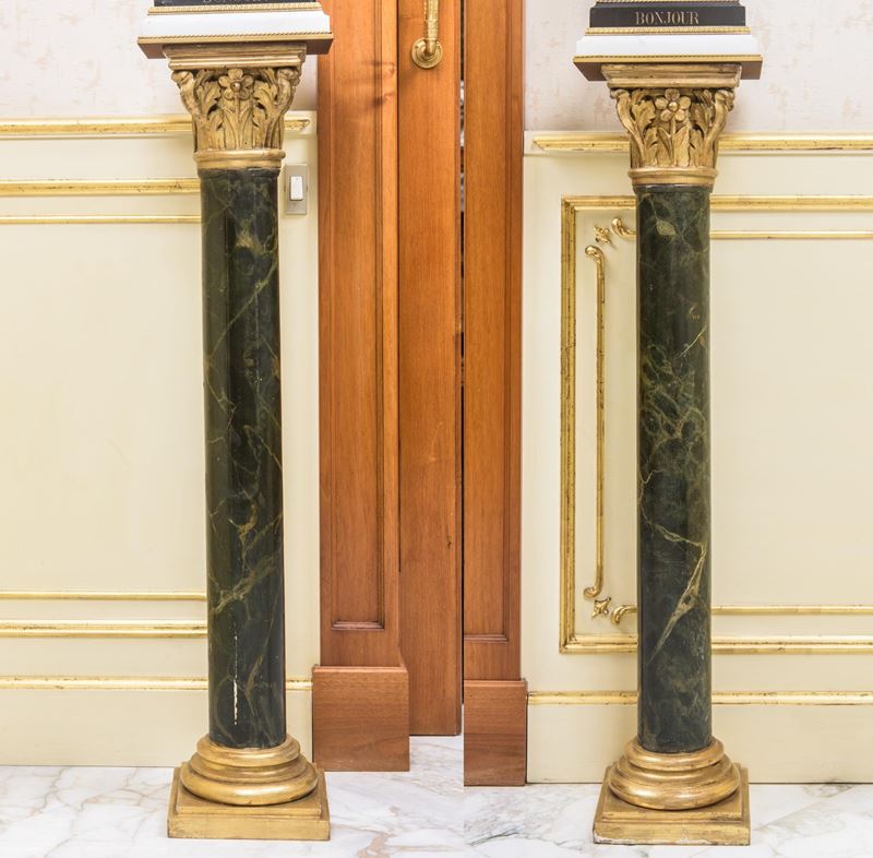 Coppia di colonne a finto marmo