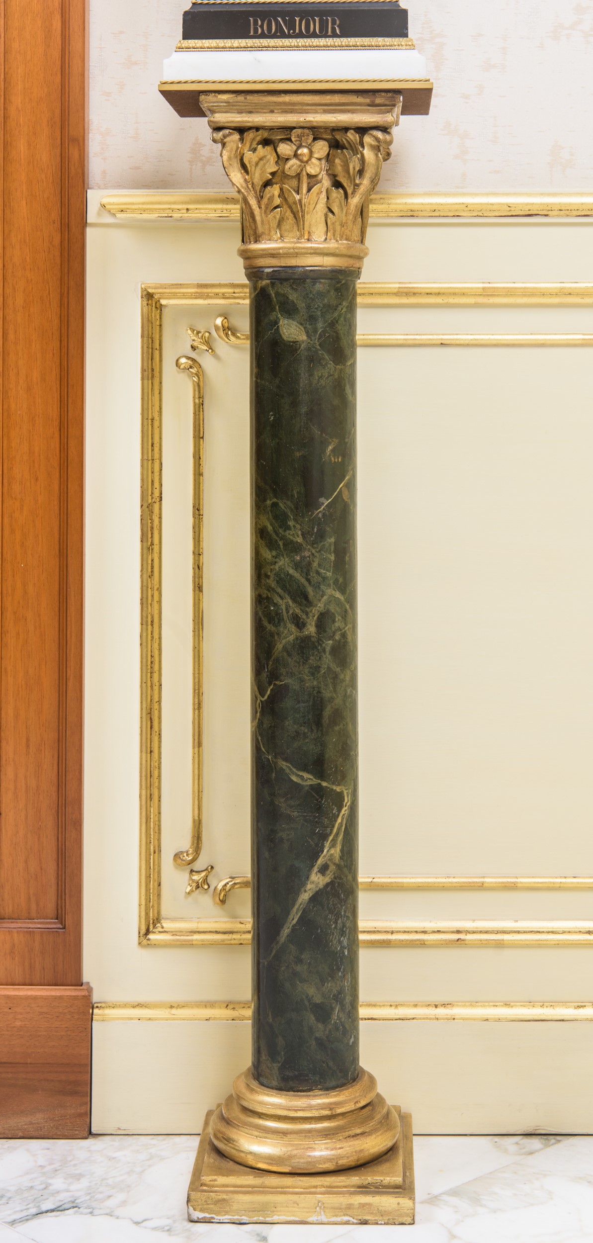 Coppia di colonne a finto marmo