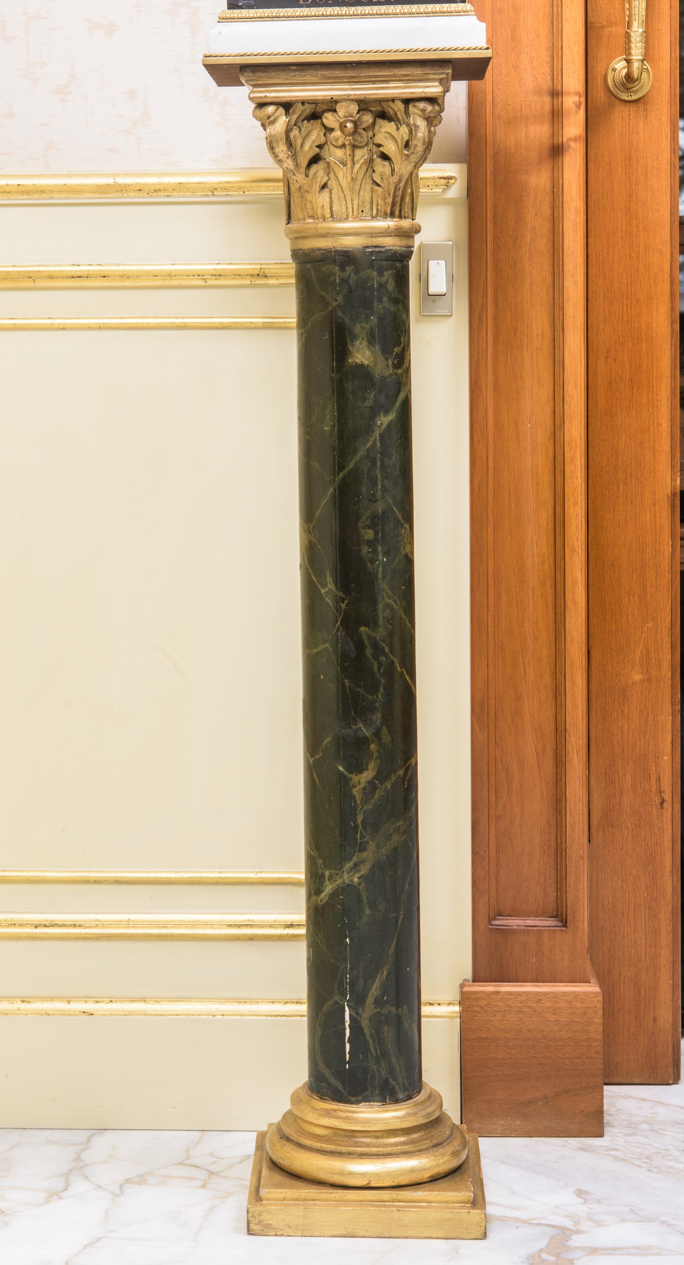 Coppia di colonne a finto marmo