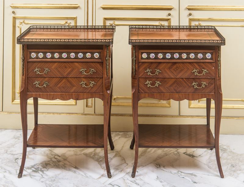 Coppia di comodini con placche di porcellana e bronzi