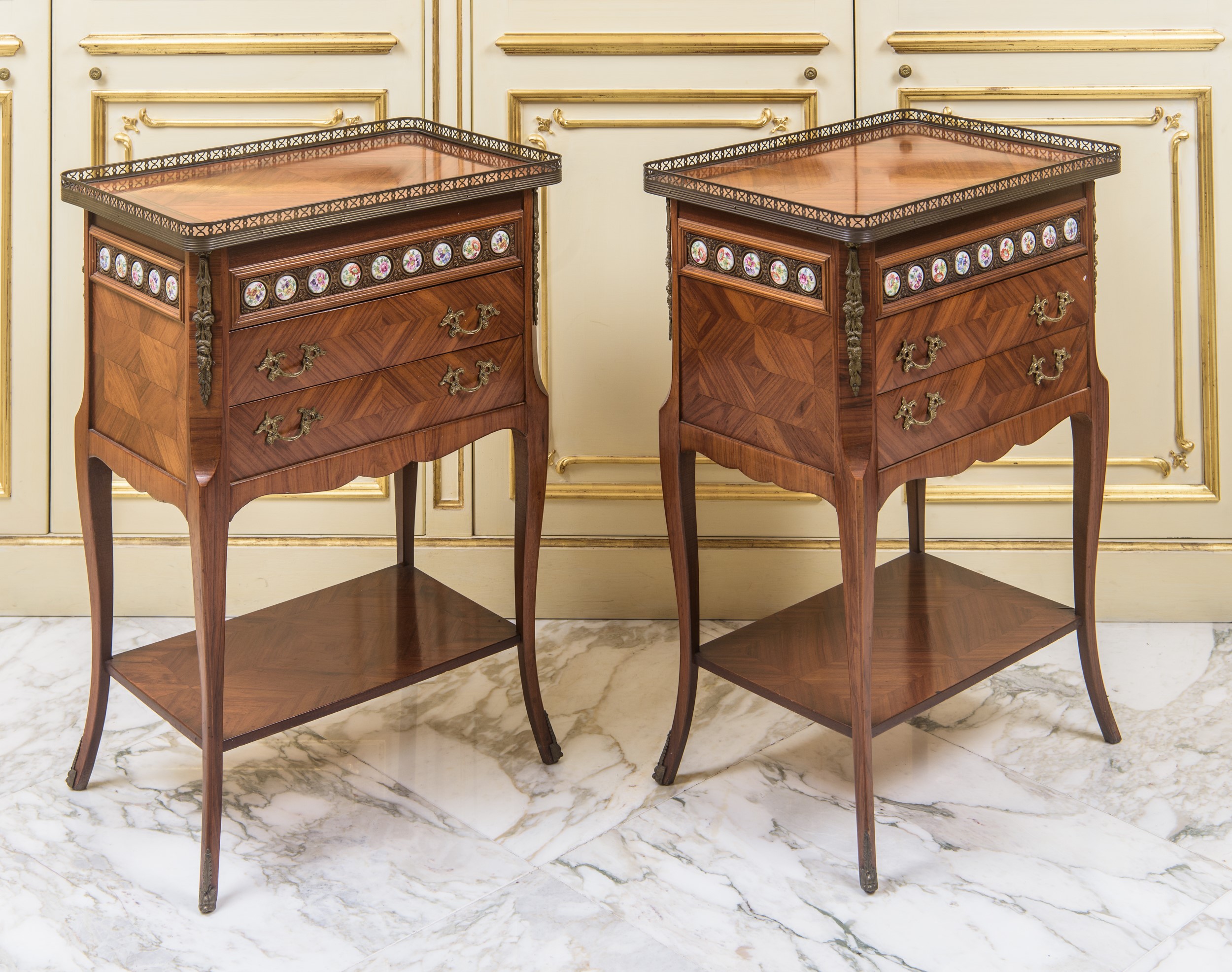 Coppia di comodini con placche di porcellana e bronzi