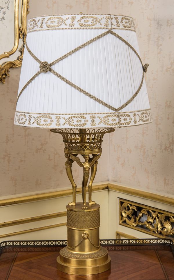 Gruppo di sei lampade da tavolo in stile neoclassico, basi in bronzo dorato e marmo bianco, XX secolo