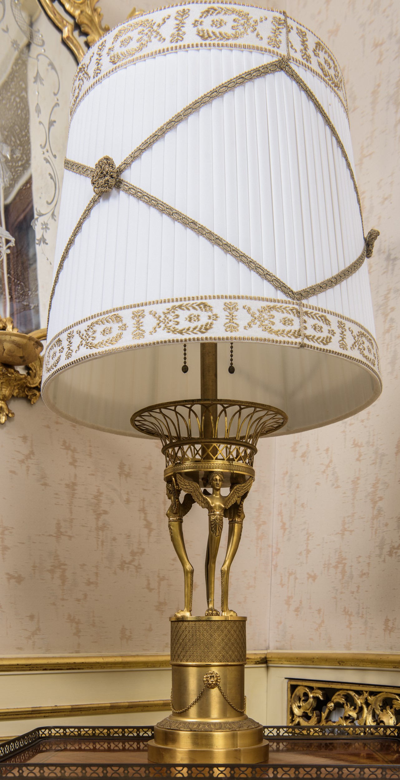 Gruppo di sei lampade da tavolo in stile neoclassico, basi in bronzo dorato e marmo bianco, XX se...