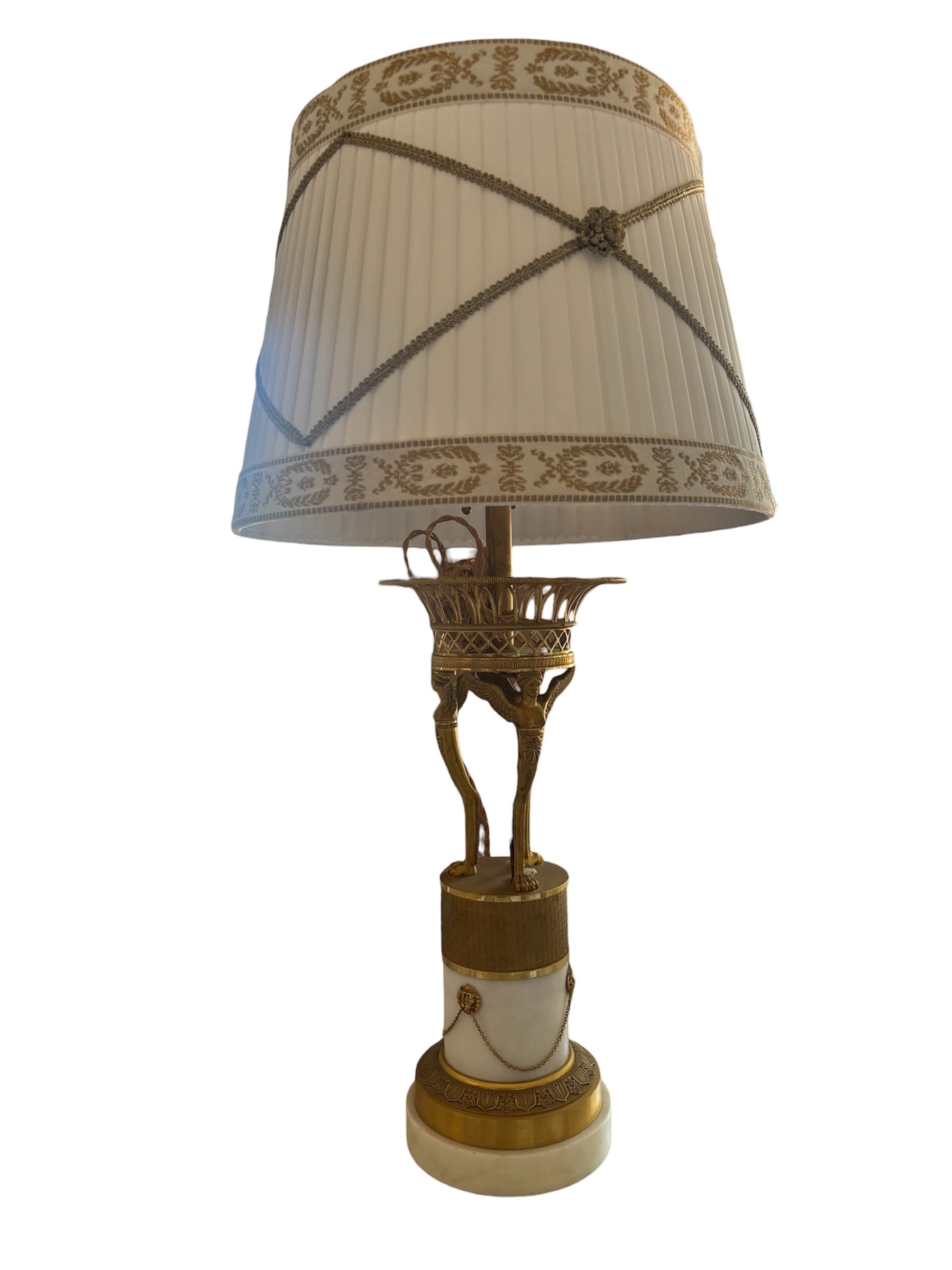 Gruppo di sei lampade da tavolo in stile neoclassico, basi in bronzo dorato e marmo bianco, XX se...