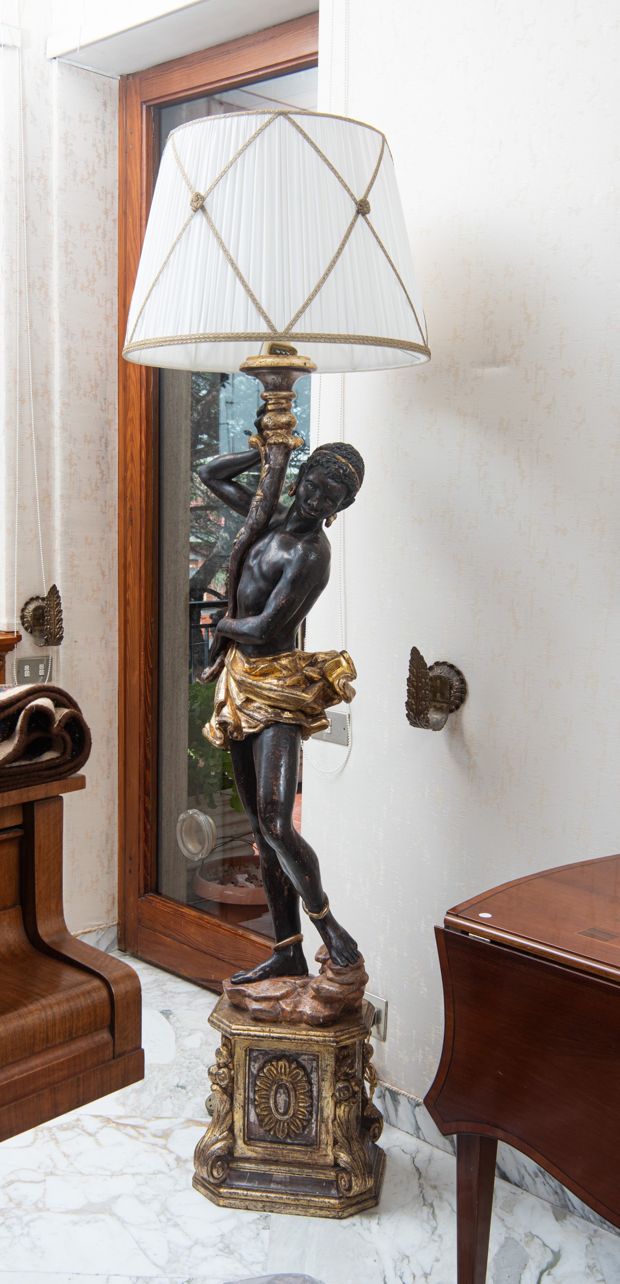 Coppia di sculture raffiguranti mori