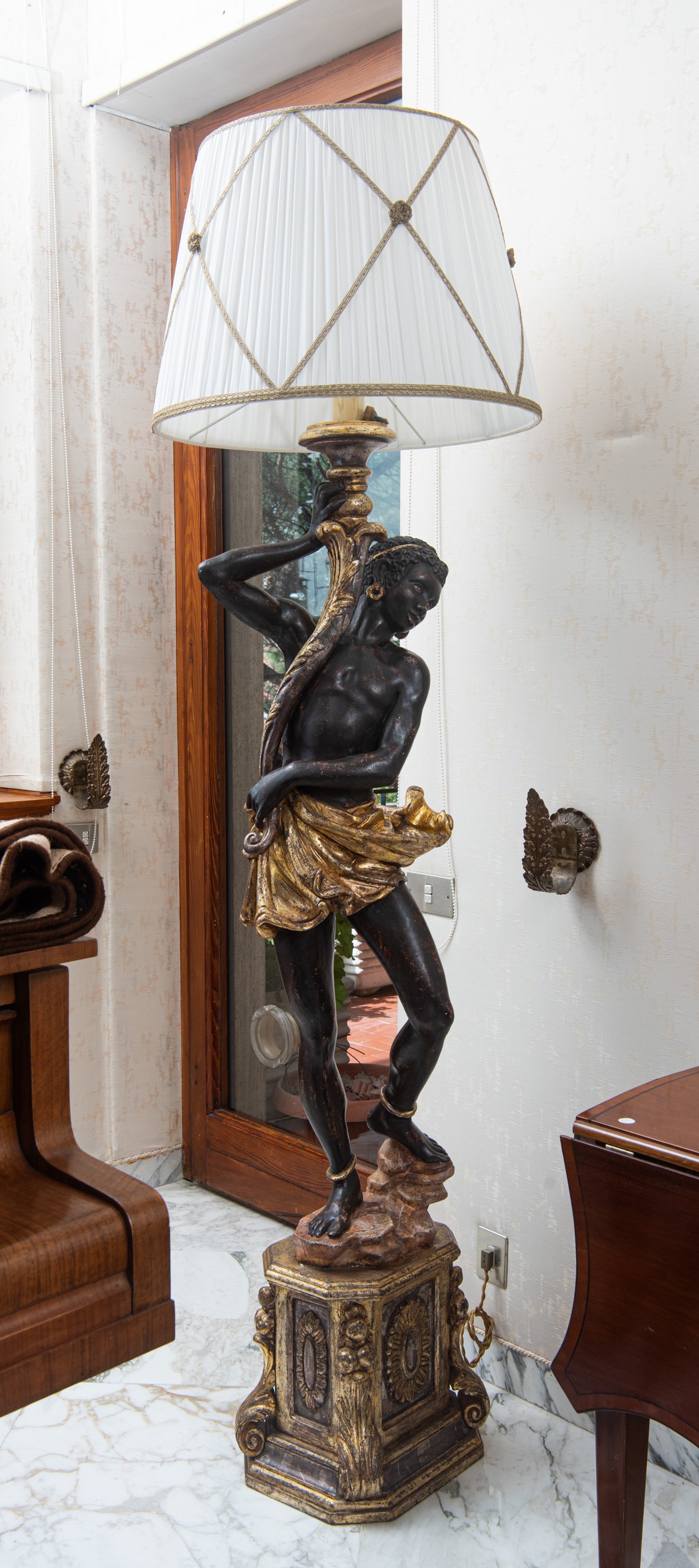 Coppia di sculture raffiguranti mori