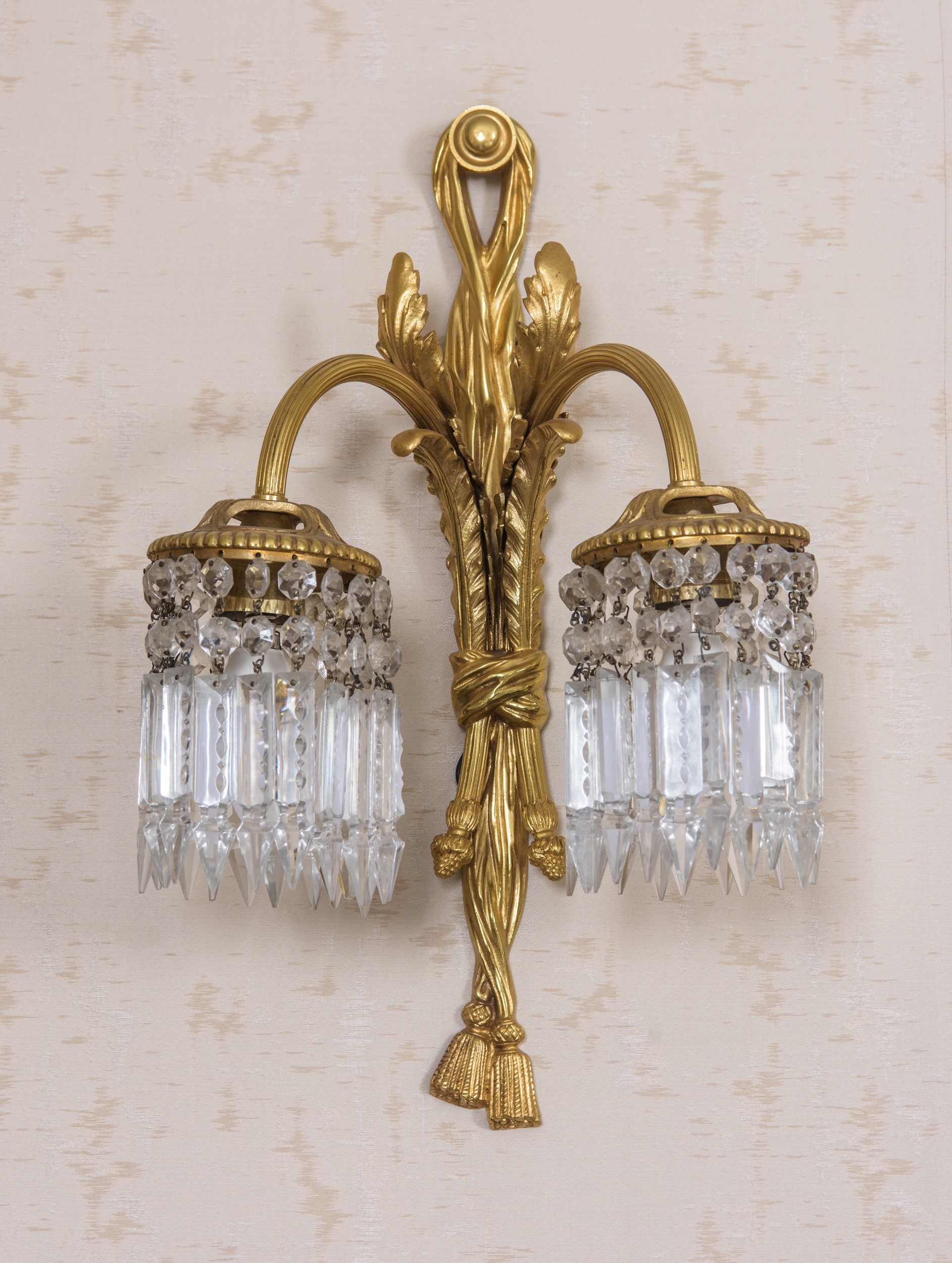 Coppia di appliques in bronzo dorato e cristallo