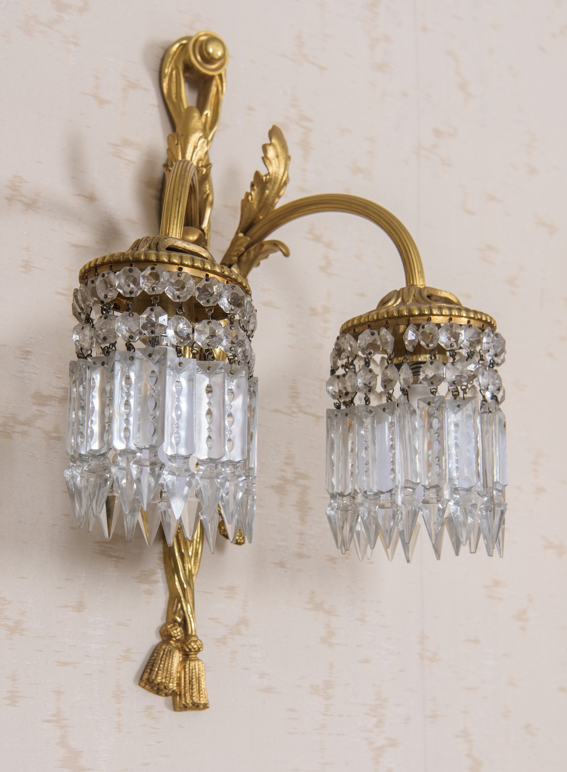 Coppia di appliques in bronzo dorato e cristallo