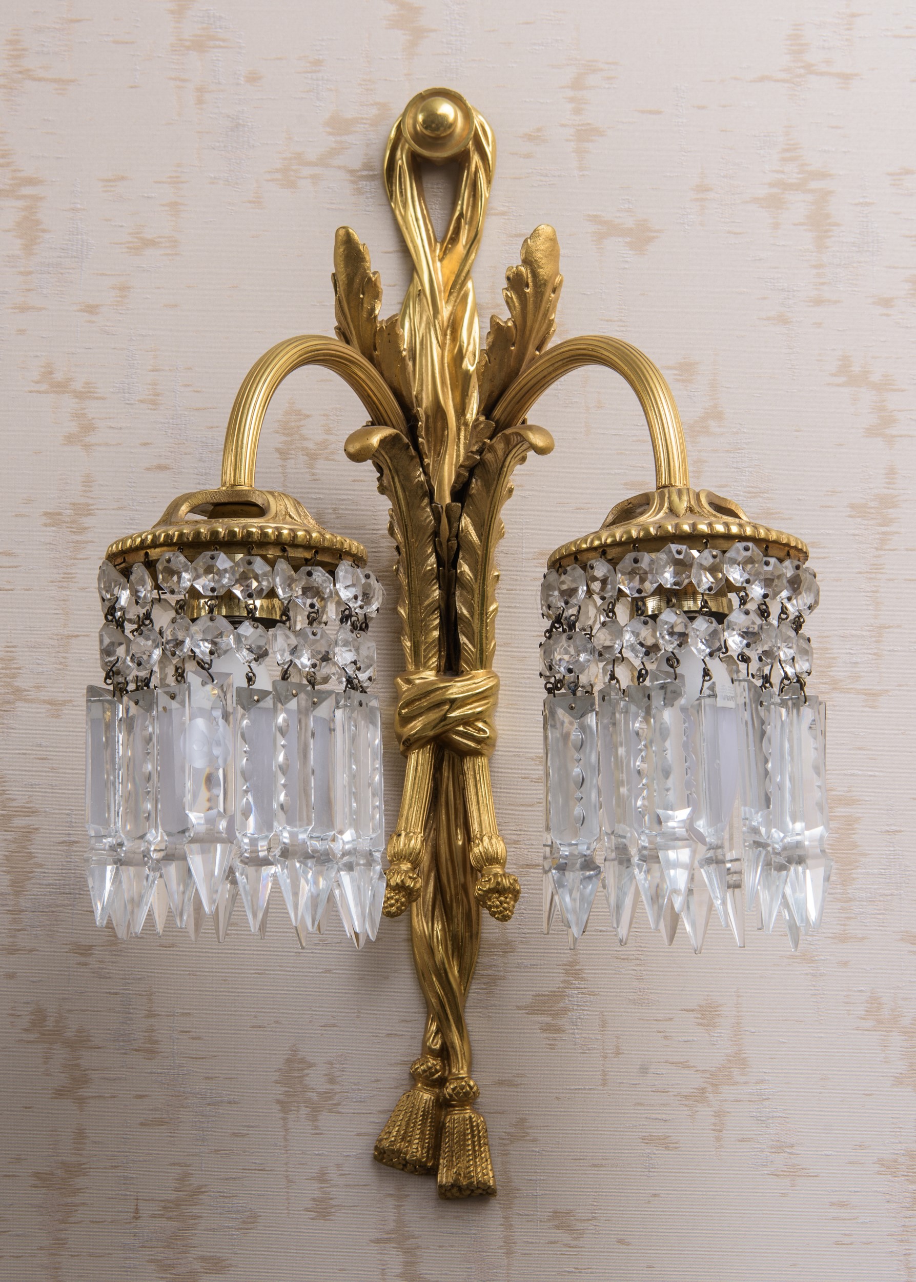 Coppia di appliques in bronzo dorato e cristallo