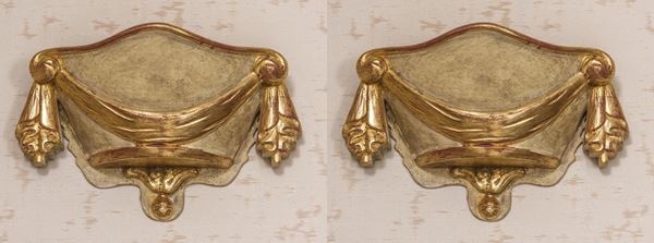 Coppia di fregi in legno dorato