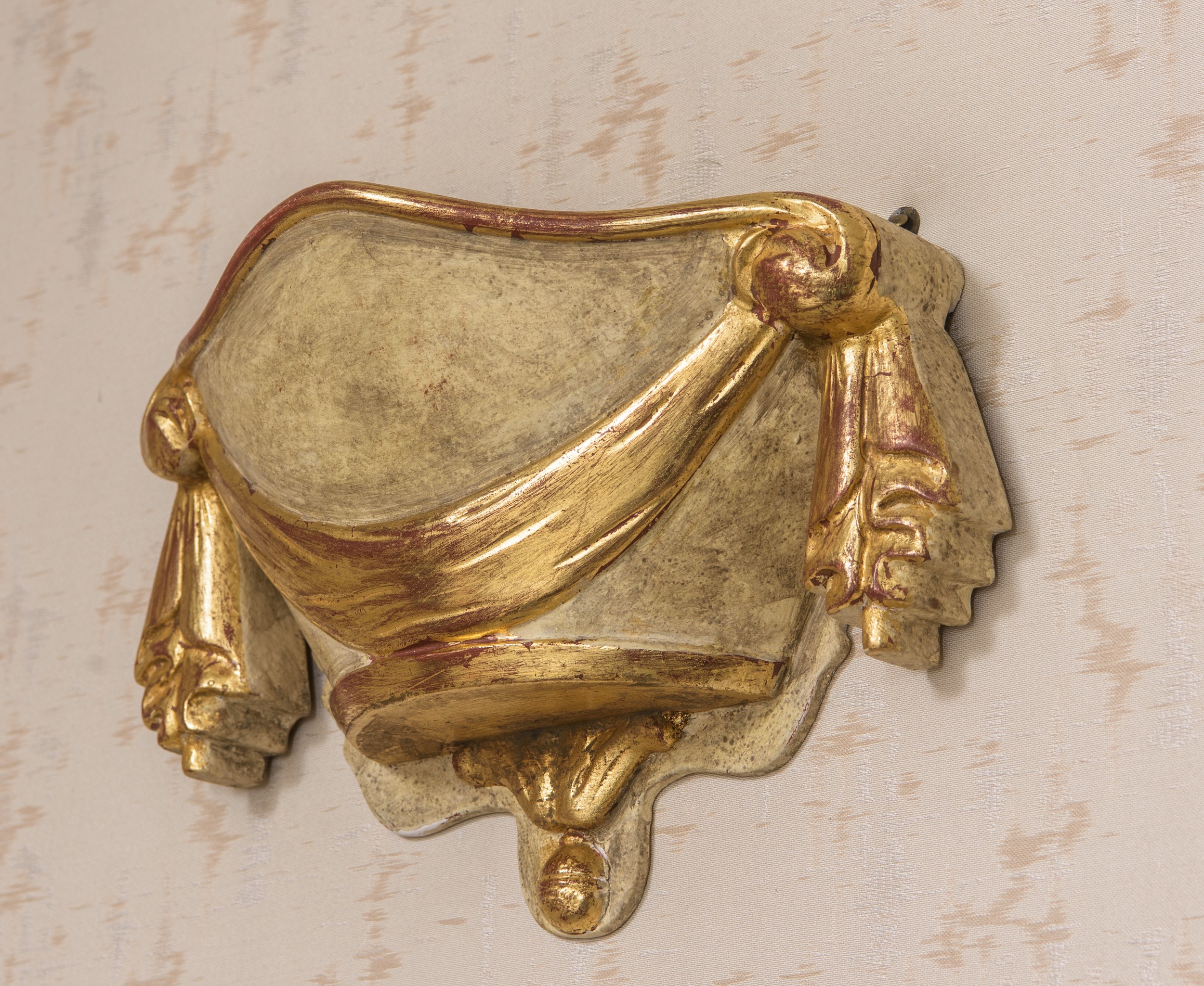 Coppia di fregi in legno dorato