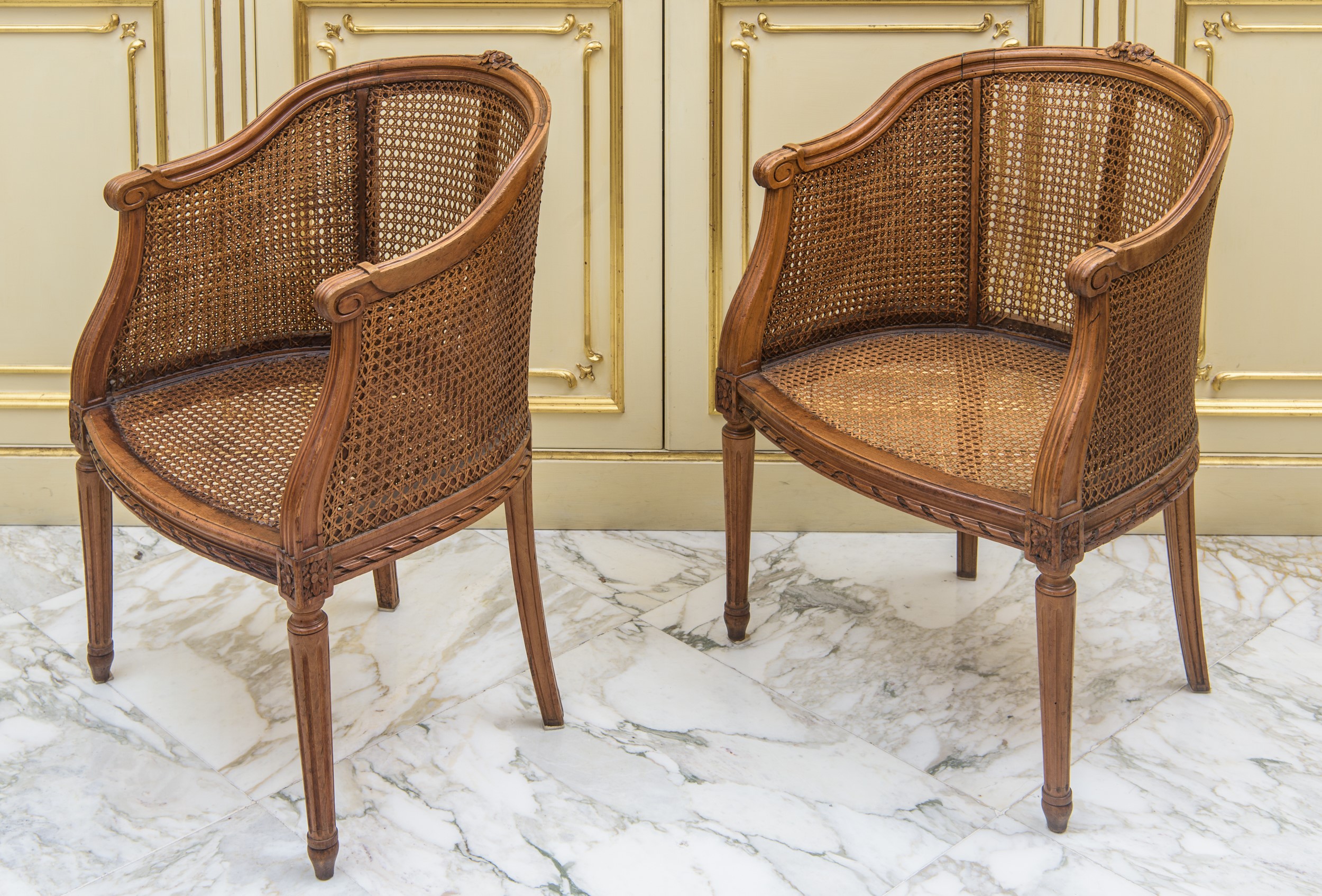 Coppia di poltroncine a pozzetto