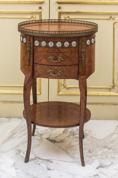 Comodino italiano in bois de rose con placche in porcellana dipinta, XX secolo