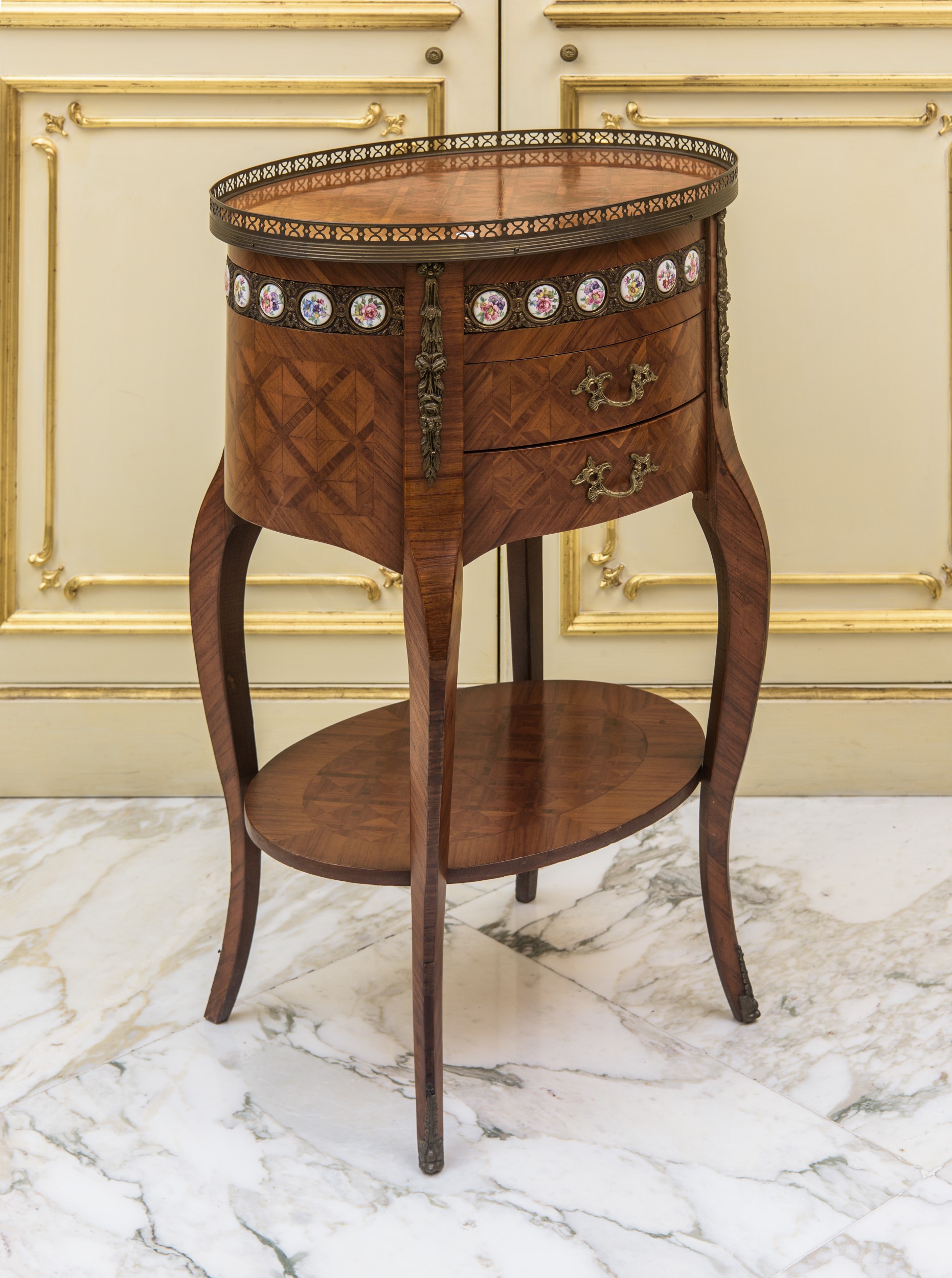 Comodino italiano in bois de rose con placche in porcellana dipinta, XX secolo