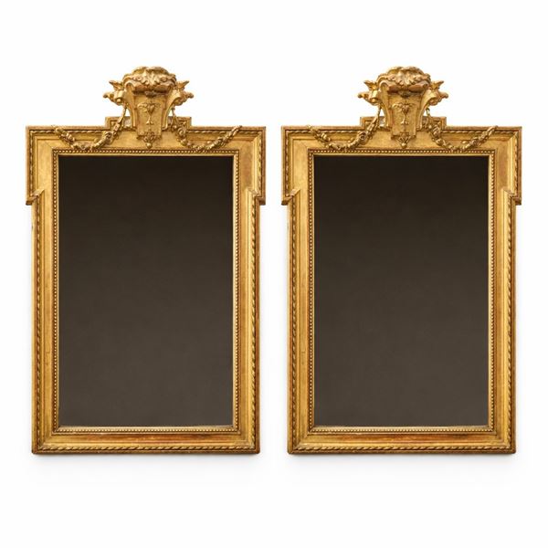 Coppia di specchiere in legno dorato in stile Luigi XVI