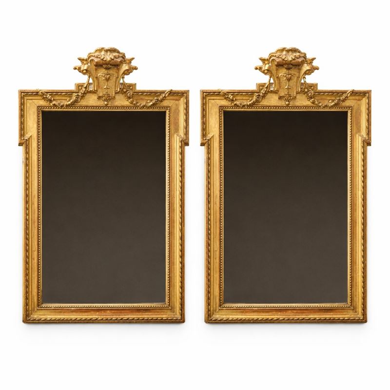 Coppia di specchiere in legno dorato in stile Luigi XVI