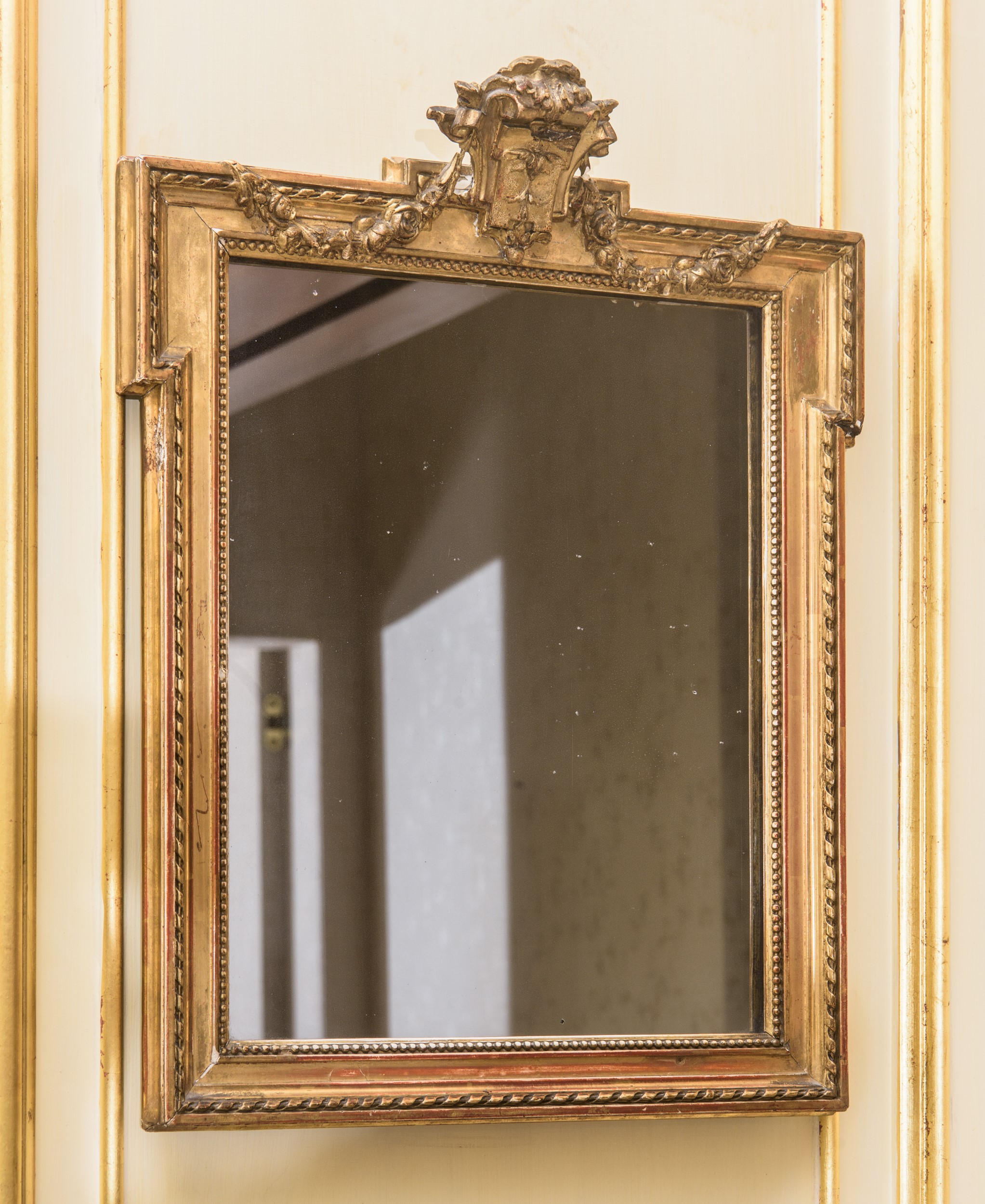 Coppia di specchiere in legno dorato in stile Luigi XVI